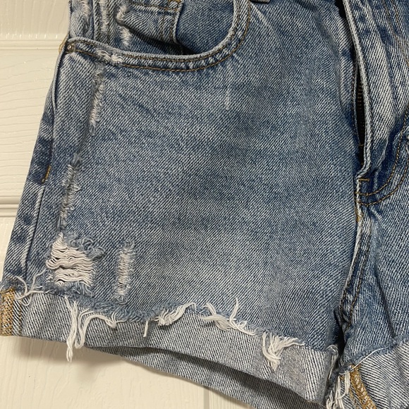 Pacsun Distressed Denim Cuffed Women’s Mom Jean Shorts Size 26 - Picture 2 of 6